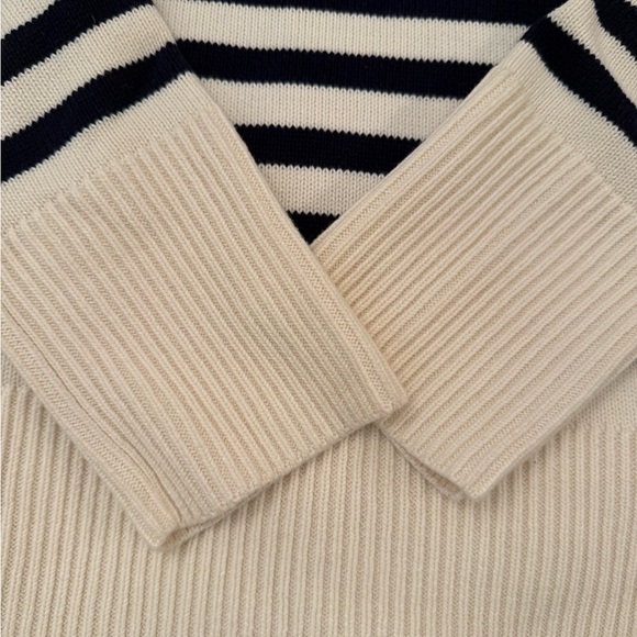 GAP Navy and Cream V-Neck Sweater - Picture 6 of 6